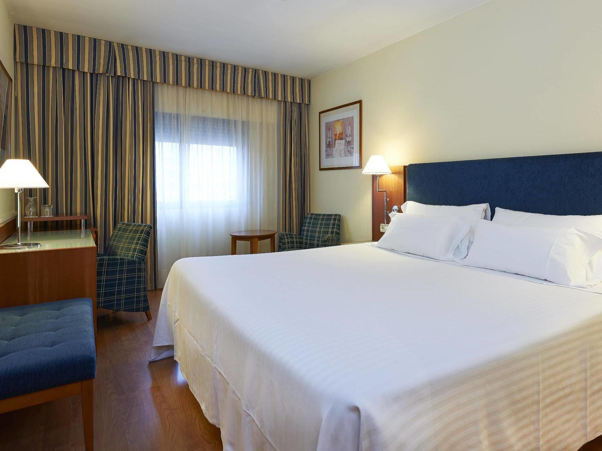 Up Rooms Vic Hotel Exterior photo